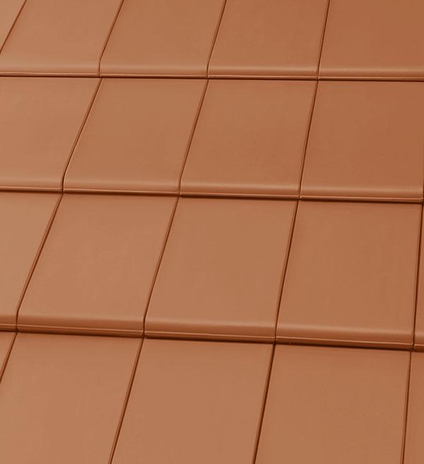 Braune Dachziegel in gleichmäßigen Reihen.