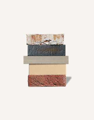 Schichtstapel aus verschiedenen Materialien und Texturen, neutrale Farben.