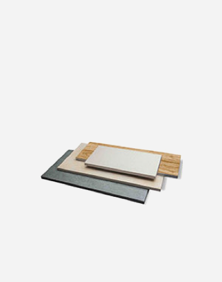 Mehrere stapelbare Schneidebretter aus Holz und Kunststoff.