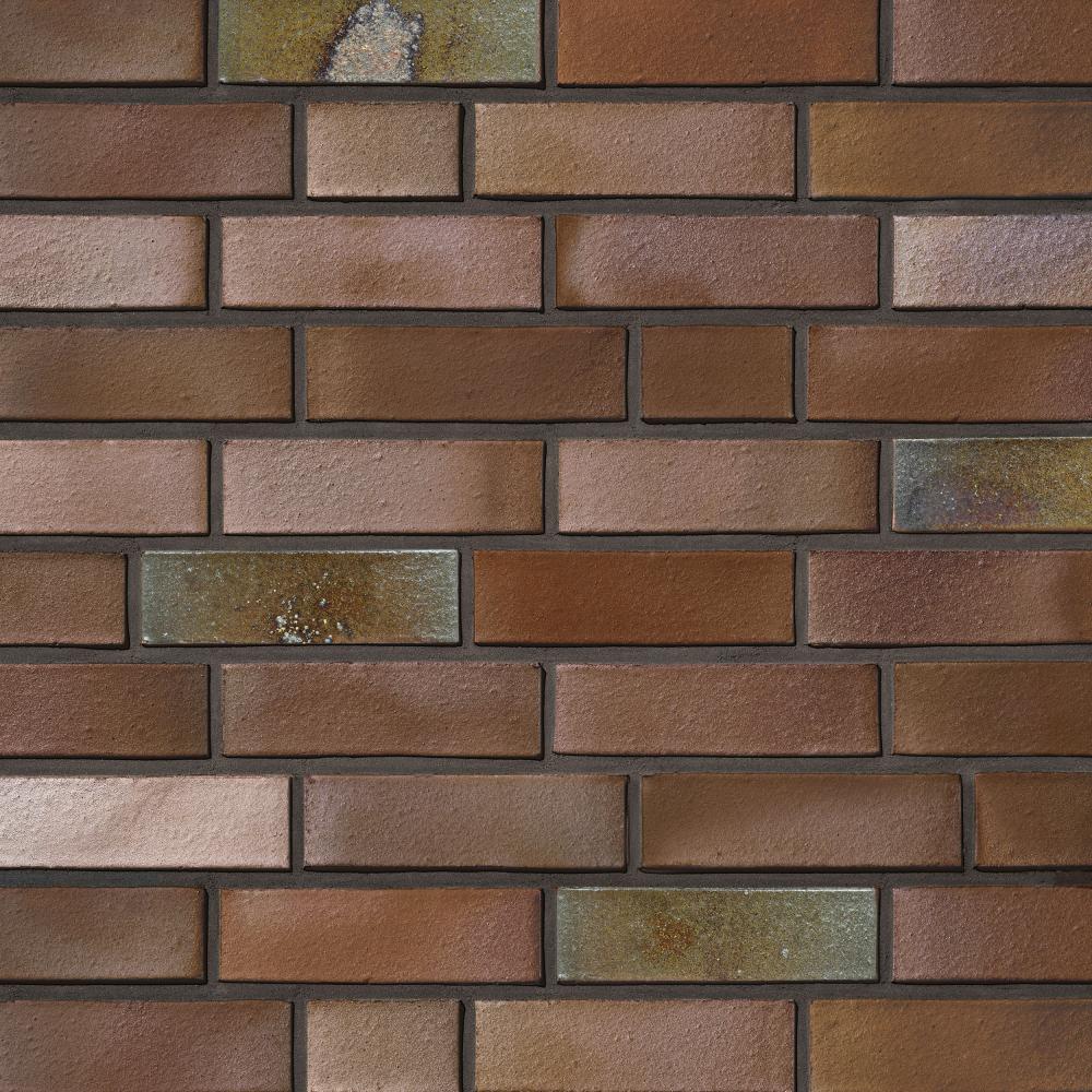 Backsteinmauer mit verschiedenen Brauntönen.