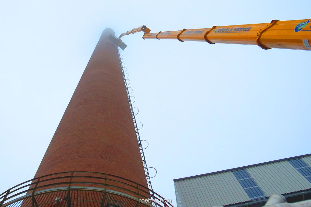 Die Montage der Nestbox in 60 m Höhe