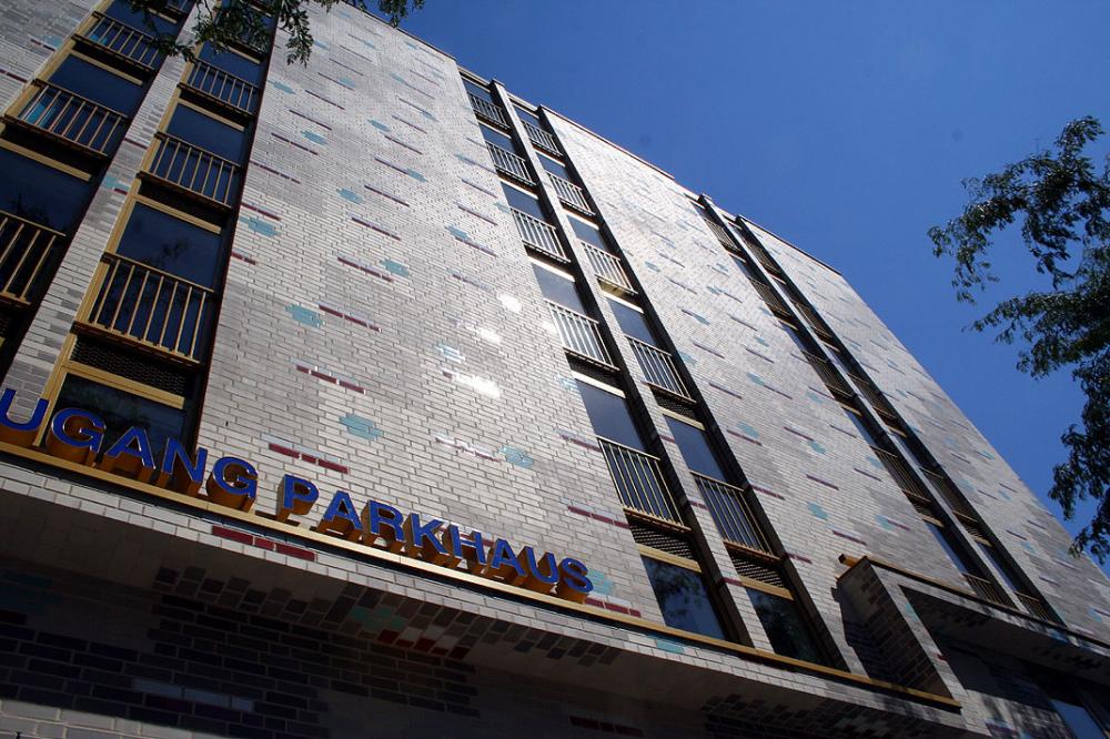 Parkhausfassade bei klarem blauem Himmel, moderne Architektur.