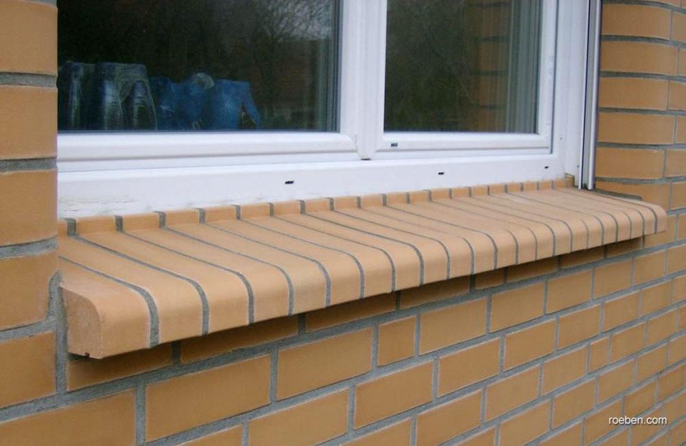 Fenster mit gemusterter Fensterbank aus Klinker.