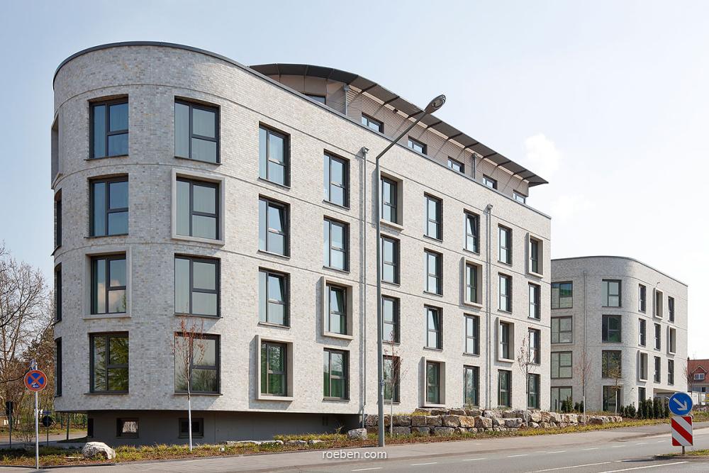 Modernes fünfstöckiges Gebäude mit geschwungenen Fassaden.