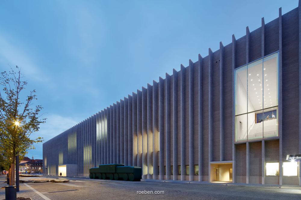 Kunstmuseum Lausanne am Abend, beleuchtet mit Fertigbau-Pilastern