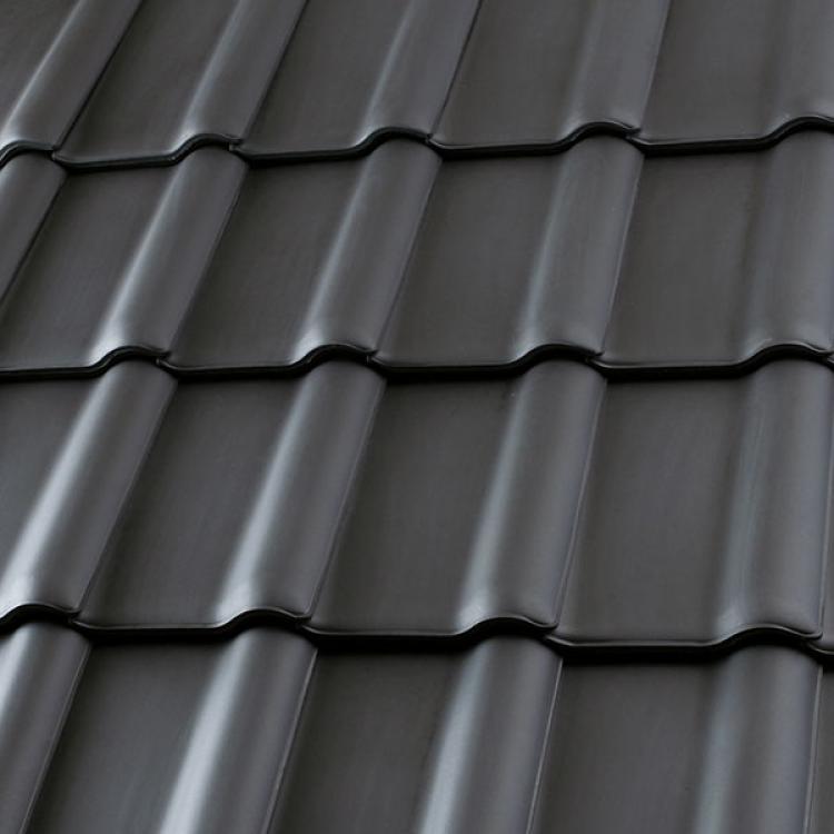 Dunkelgraue, glatte Dachziegel in gleichmäßigen Reihen.
