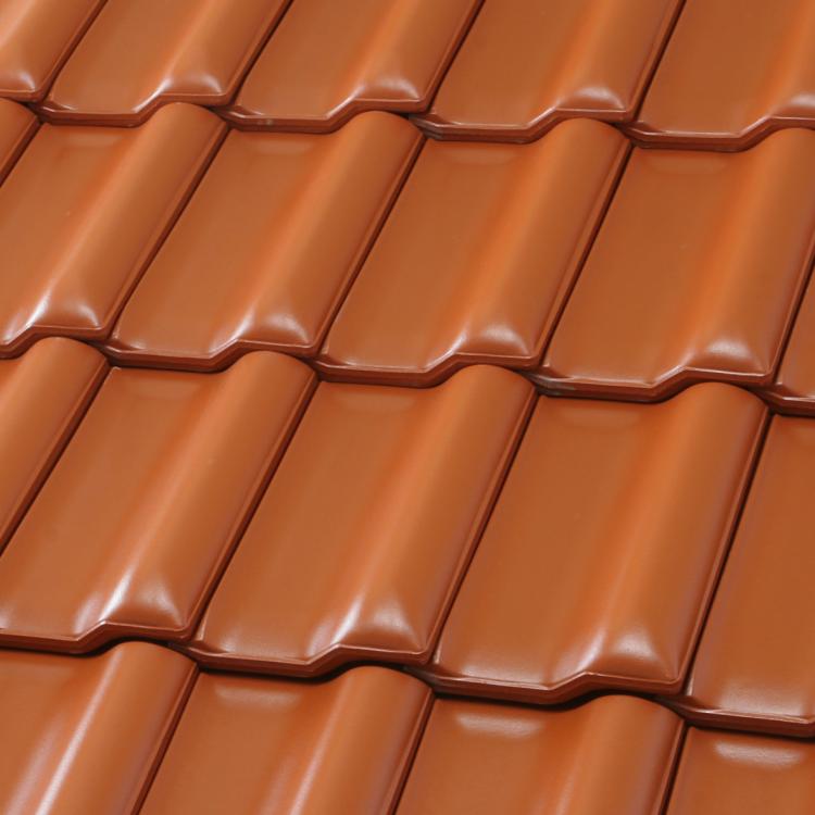 Braune Dachziegel in regelmäßigem Muster.