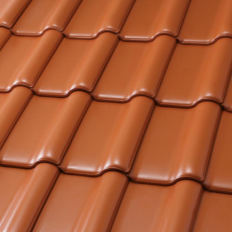 Braune Dachziegel in gleichmäßigem Muster.