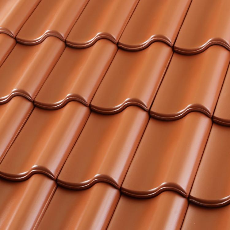 Dachziegel mit welligem Muster in warmem Rotbraun.