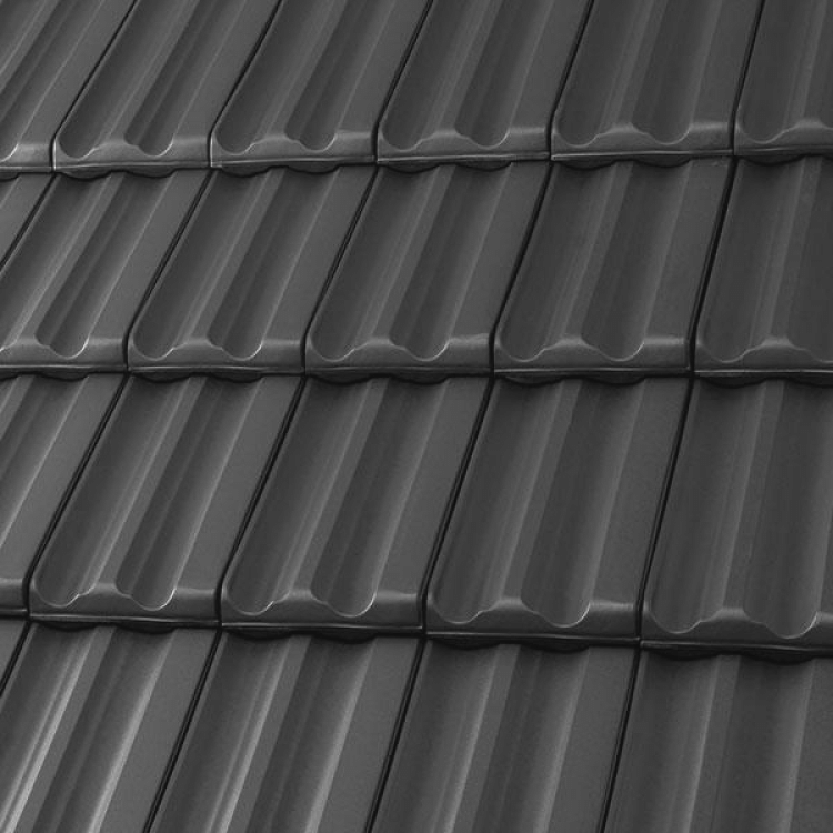 Dunkle Ziegel in gleichmäßigen Reihen auf einem Dach.