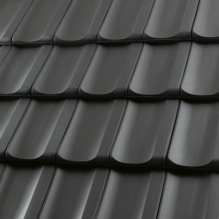 Dunkle Dachziegel in Reihen.