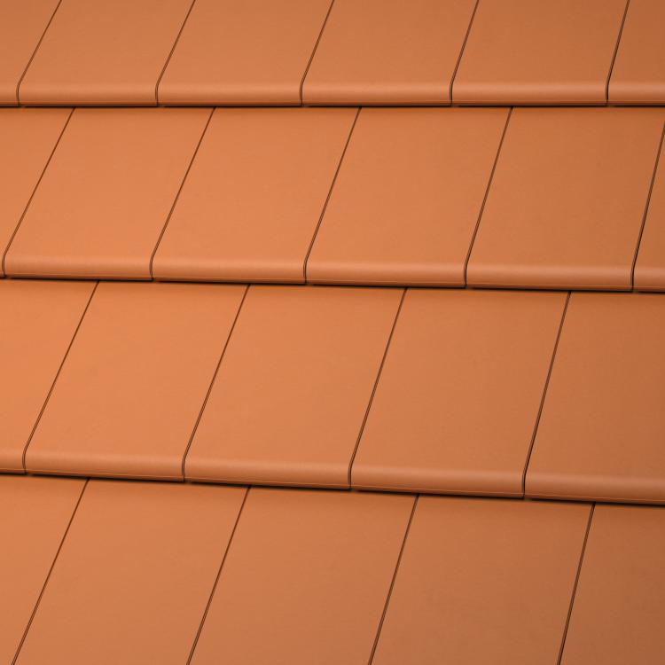 Backsteinfarbene Dachziegel in regelmäßigen Reihen.