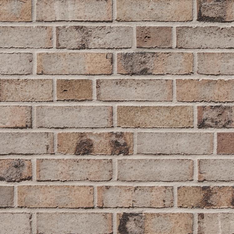 Backsteinmauer mit gemusterten, braunen und grauen Ziegeln.