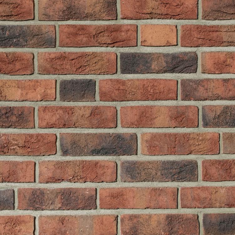 Rote Ziegelsteinmauer mit ungleichmäßigen Farbtönen.