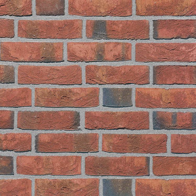 Rote Ziegelsteinmauer mit grauem Mörtel.