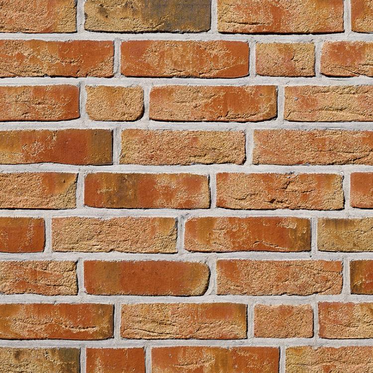 Rote Ziegelsteinmauer mit regelmäßigen Fugen.