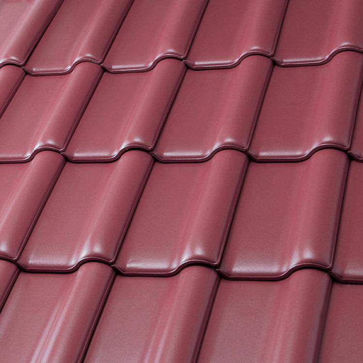 Rote Dachziegel in Reihen.