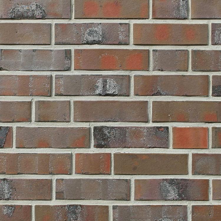 Backsteinmauer mit roten und braunen Ziegeln.