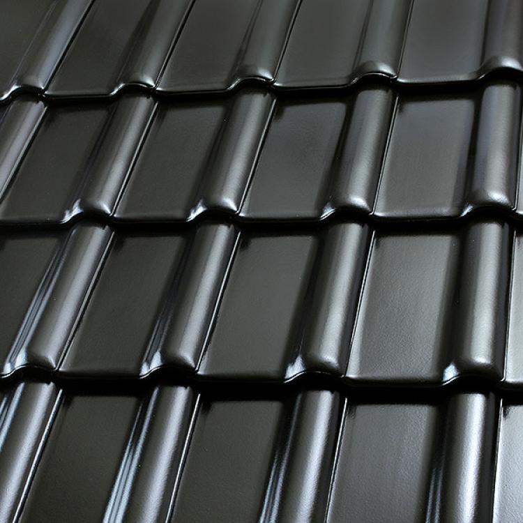 Dunkle Dachziegel in symmetrischem Muster.