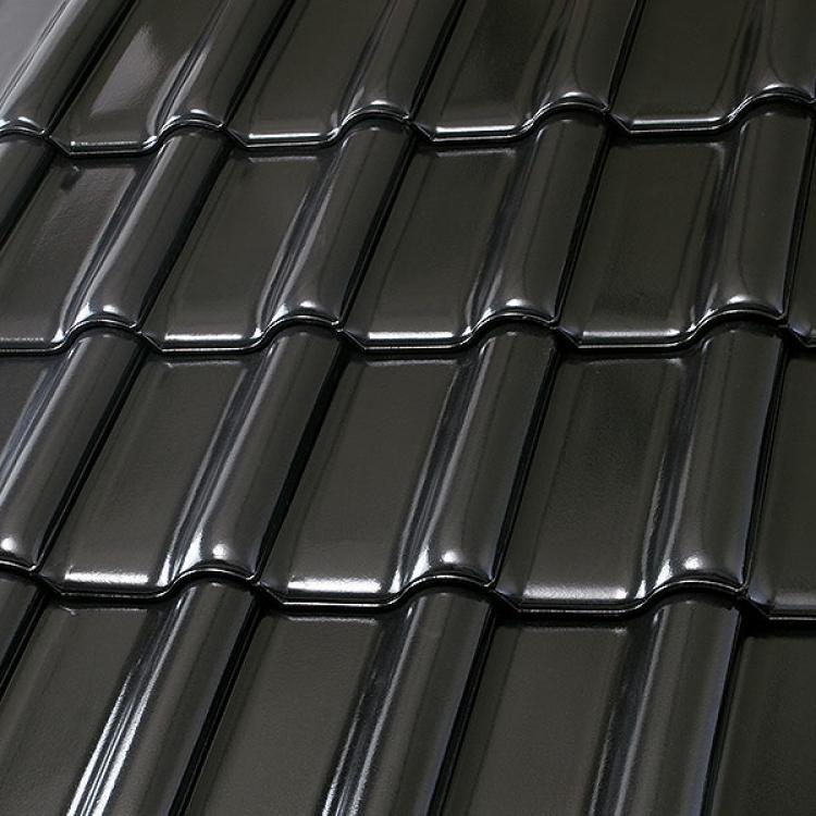 Schwarze glänzende Dachziegel in Reihenformation.