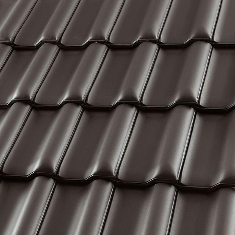Dachziegel aus dunkelbraunem, glänzendem Material in gleichmäßigen Reihen.