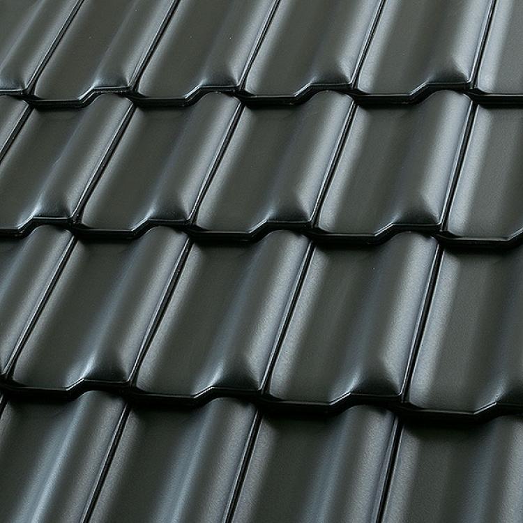 Dunkle, glänzende Dachziegel in Reihen angeordnet.