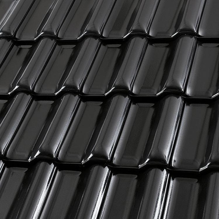 Schwarze Dachziegel in gleichmäßigem Muster.