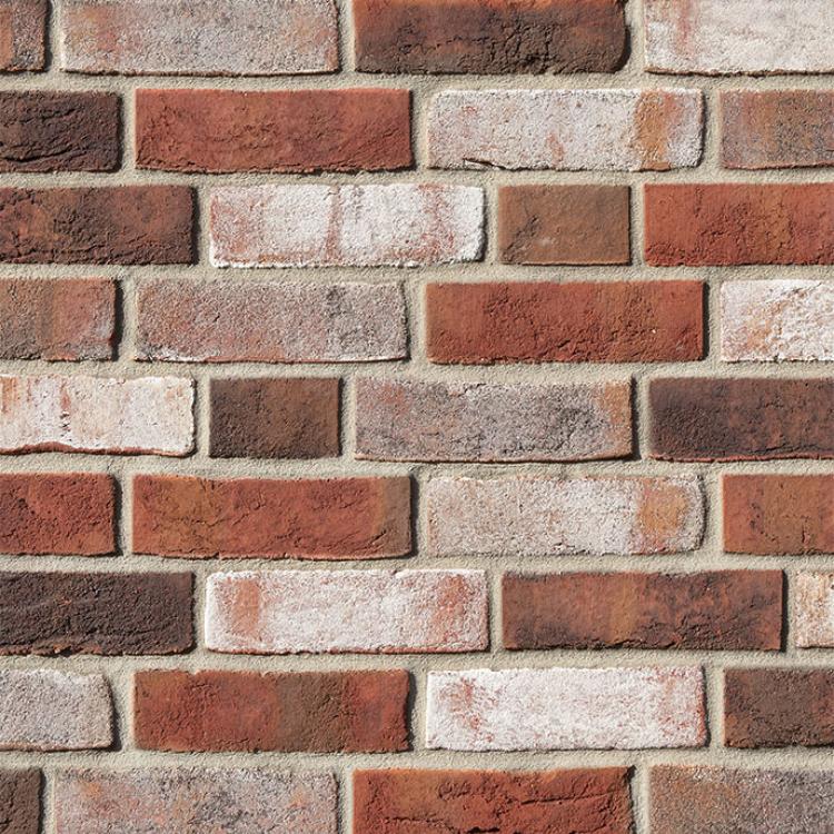 Ziegelsteinmauer in Rot- und Brauntönen.