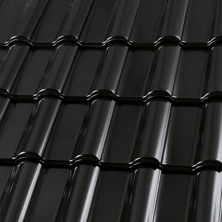 Schwarze Dachziegel mit glänzender Oberfläche.