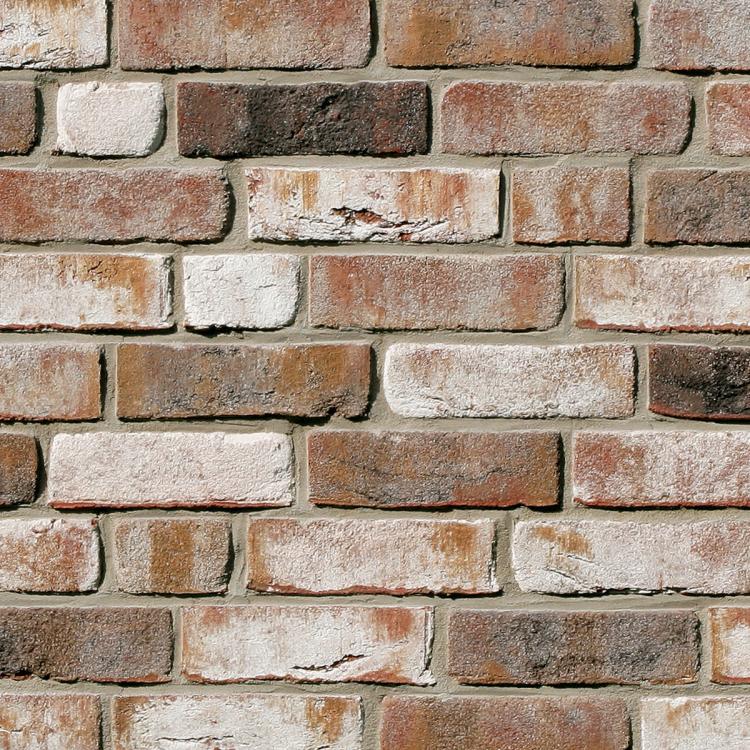 Backsteinmauer mit roten, weißen und braunen Ziegeln.