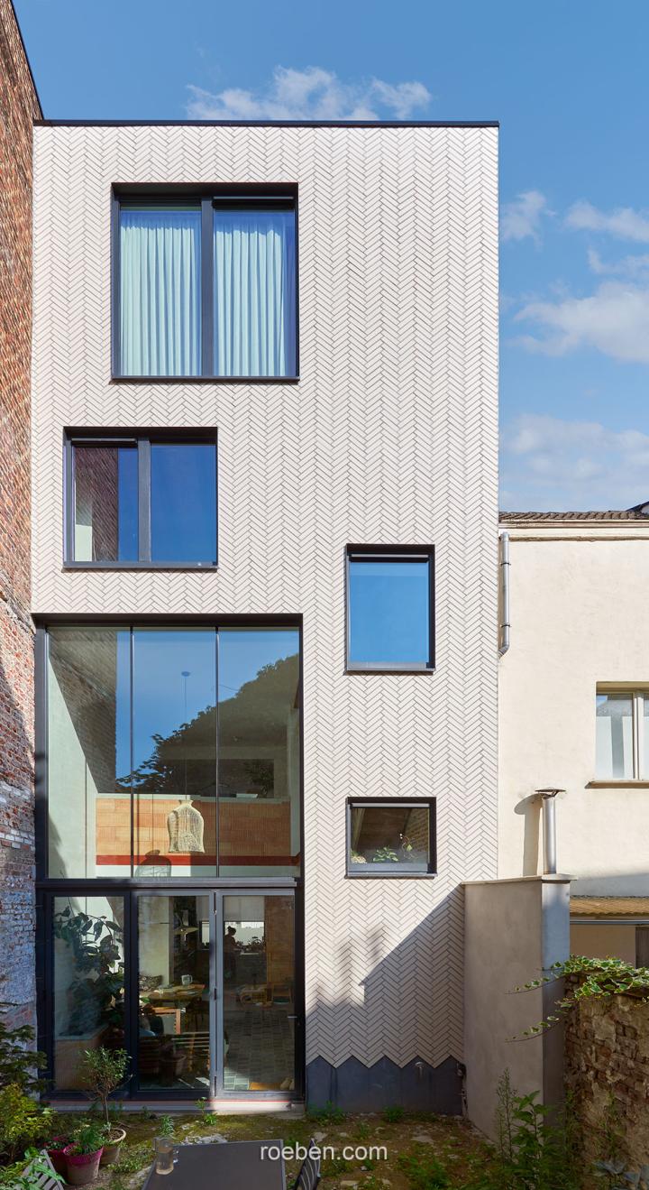 Stadthaus Brüssel: Keramik-Klinkerriemchen OSLO perlweiß, glatt Moderne, mehrstöckige Gebäudefassade mit großen Fenstern.