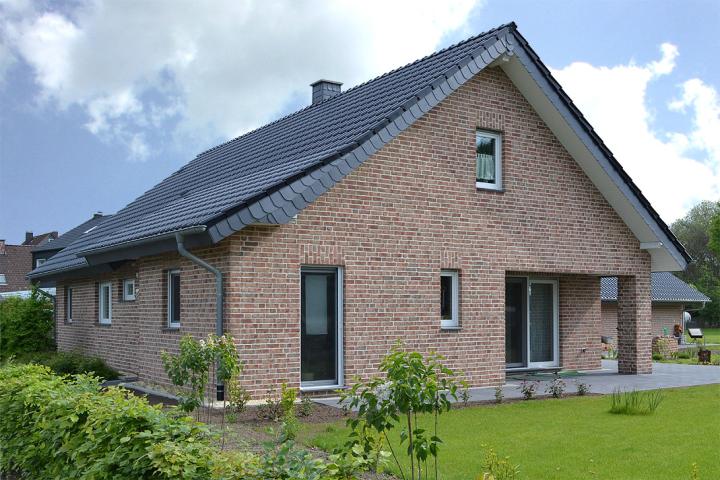Handformverblender MOORBRAND lehm-bunt und Dachziegel MONZAplus schwarz-matt 