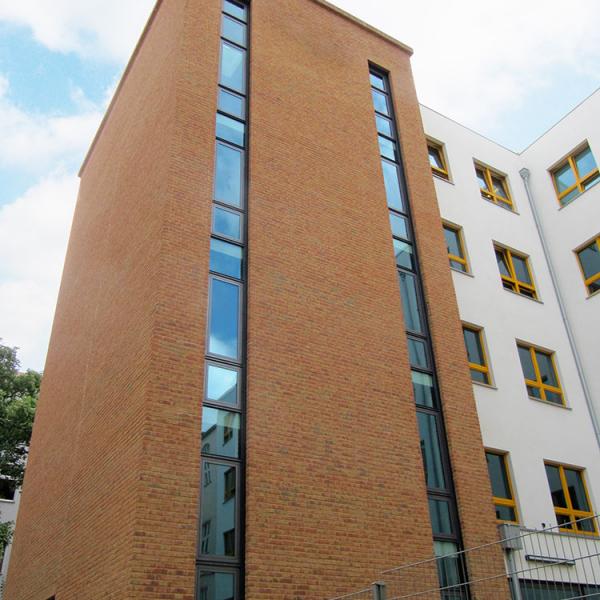 Nelson-Mandela-Schule, Berlin: Der Röben Handformverblender MOORBRAND sandgelb-bunt in schönem Kontrast zu Stahl und Glas