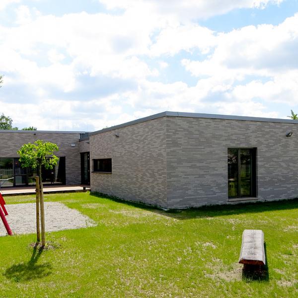 Der Röben Keramik-Klinker YUKON im Lang-Dünnformat (LDF) betont die klare Architektur der Kindertagesstätte in Saarlouis