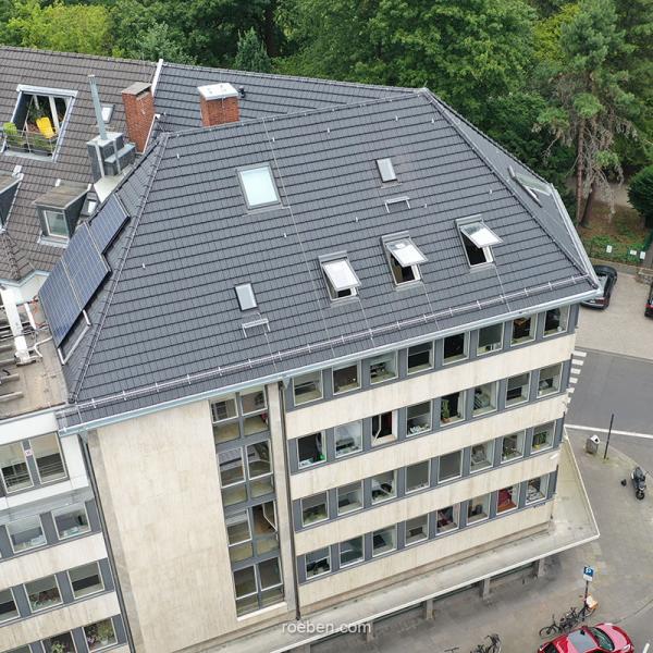 Röben Dachziegel ELSASS und Anschluss an das Nachbargebäude: Sanierung eines Bürogebäudes in Köln | ©Foto: H.-G. Knops